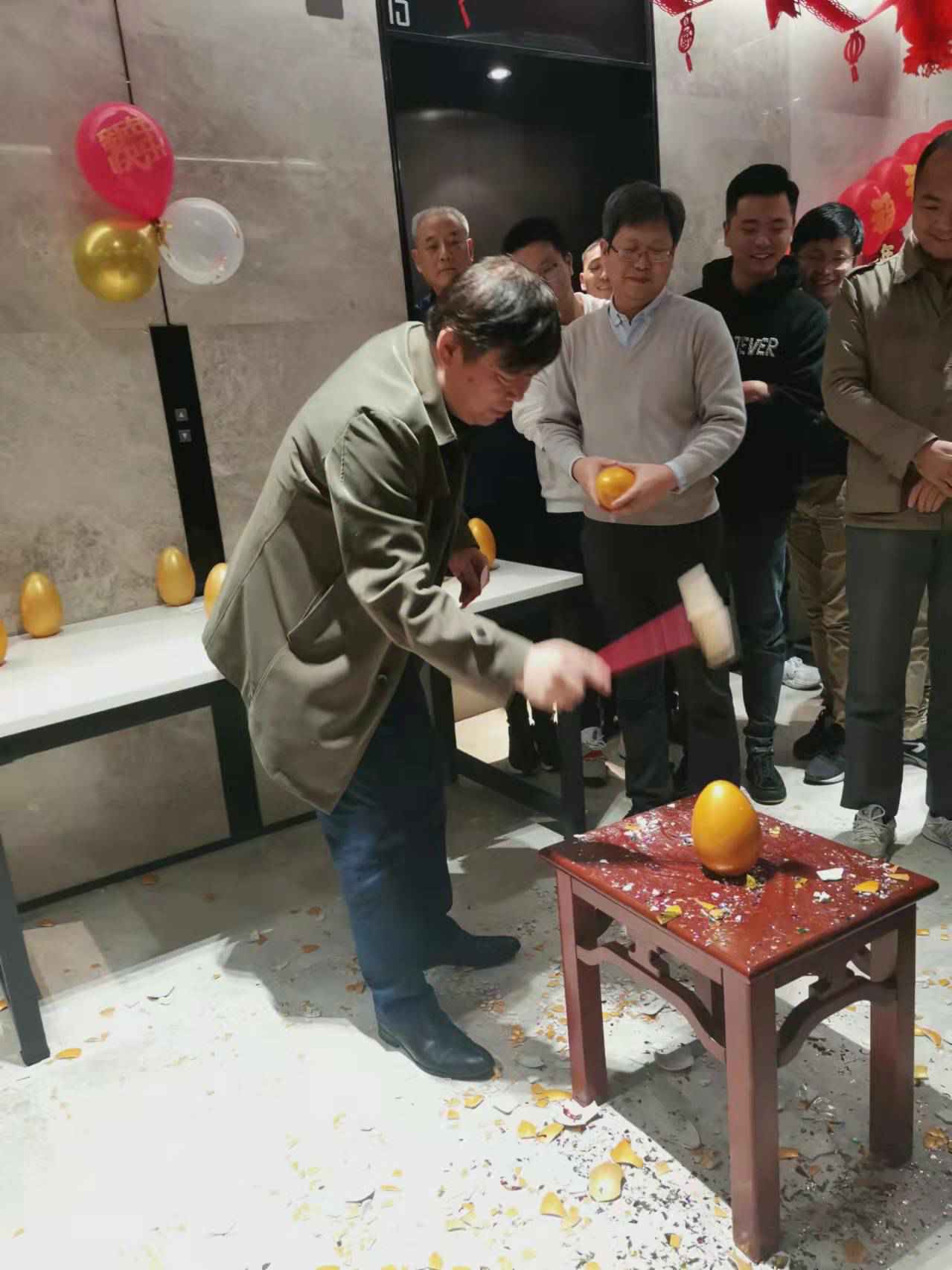 砸金蛋.jpg 砸金蛋.jpg